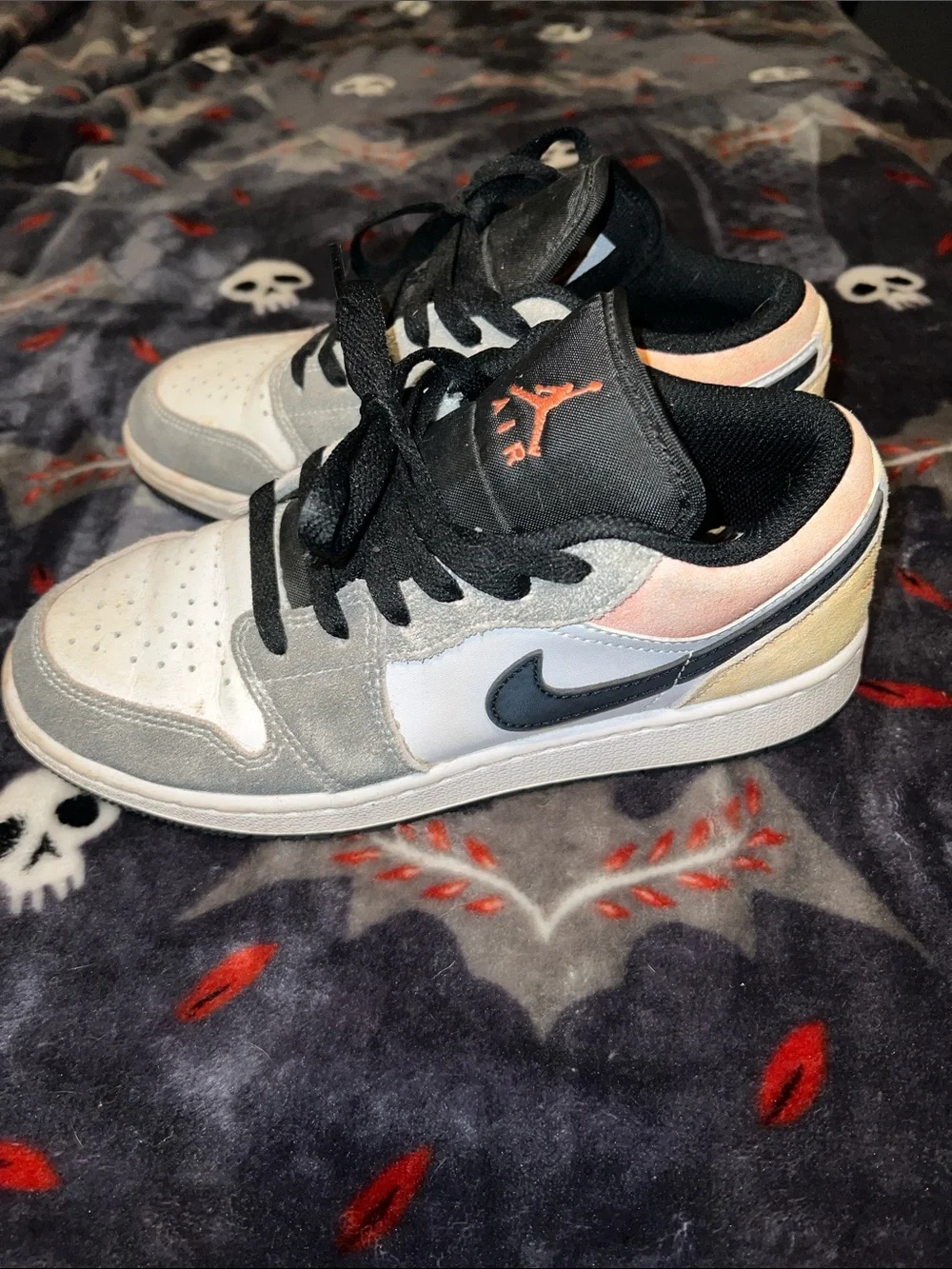 Jordan Kids Low-Top Sneakers in Gray, Peach & Black